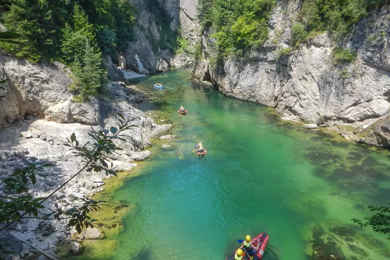 Vier Gruppen mit Kajaks in einer Schlucht auf der Steyr