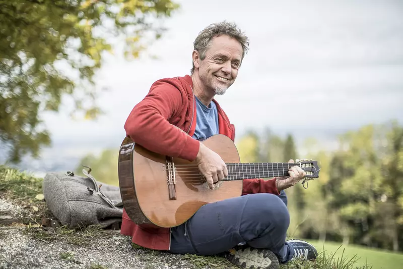 Guide mit Gitarre im Portrait