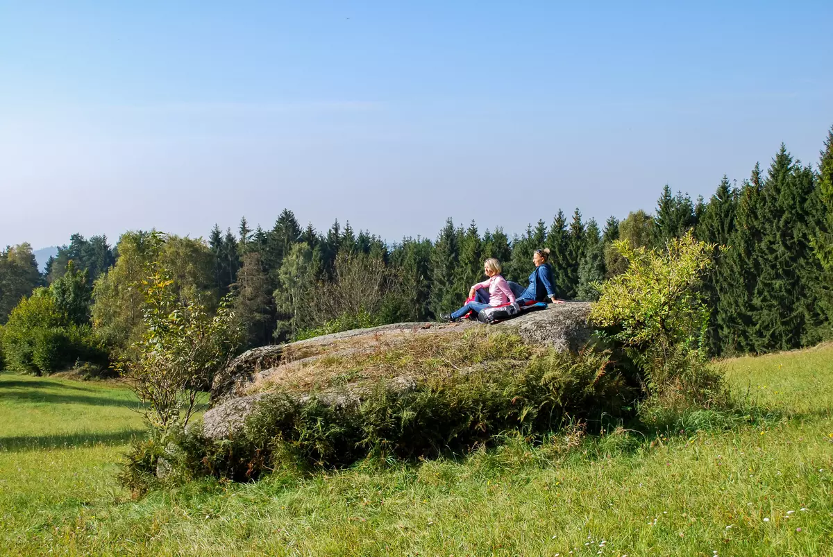 2 Frauen sitzen auf Felsen