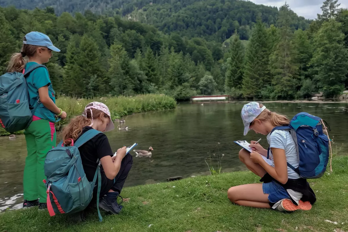 Kinder machen Notizen