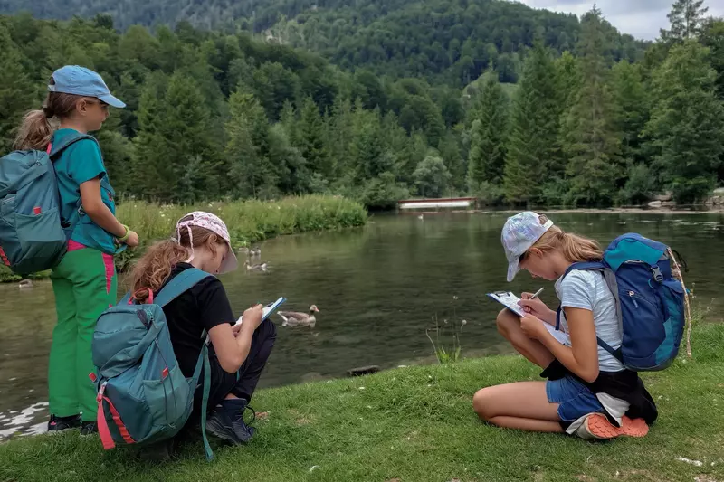 Kinder machen Notizen