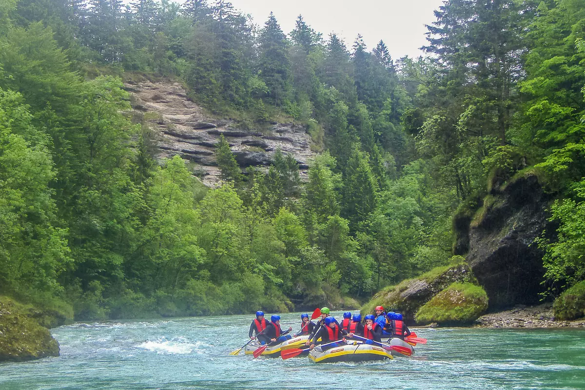 Vier Tourgruppen in Schlauchbooten auf der Steyr