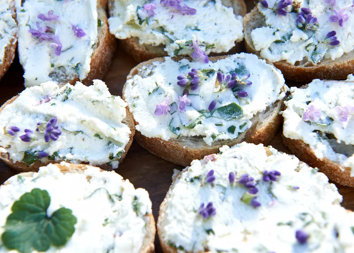 Brot mit Kräutertopfen und Blüten