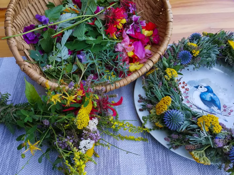 Kräuterkranz und Wiesenblumen