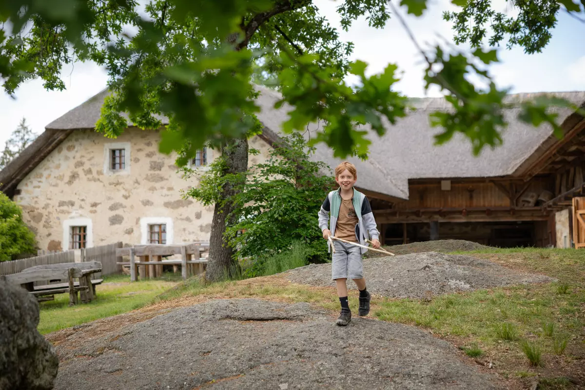 Junge vor dem Großdöllnerhof