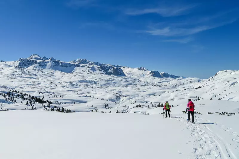 Schneeschuhwanderer in Winterpanorama