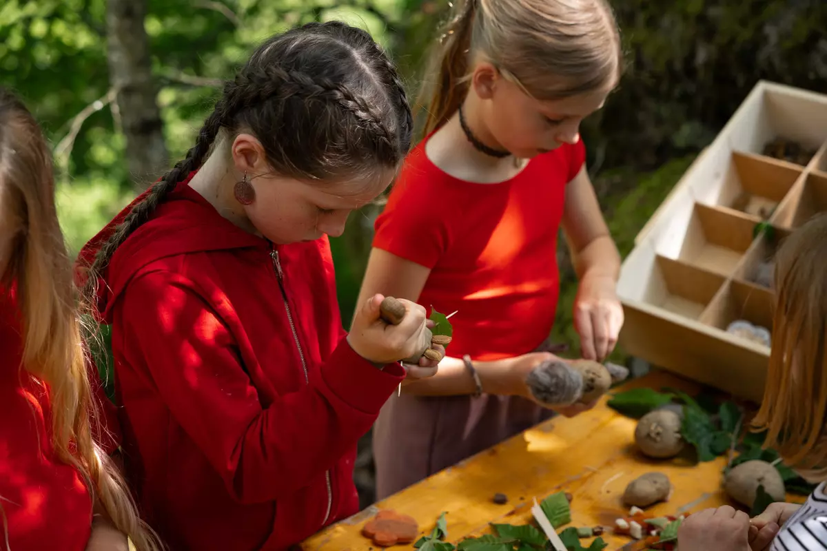 Kinder gestalten Kartoffelmännchen