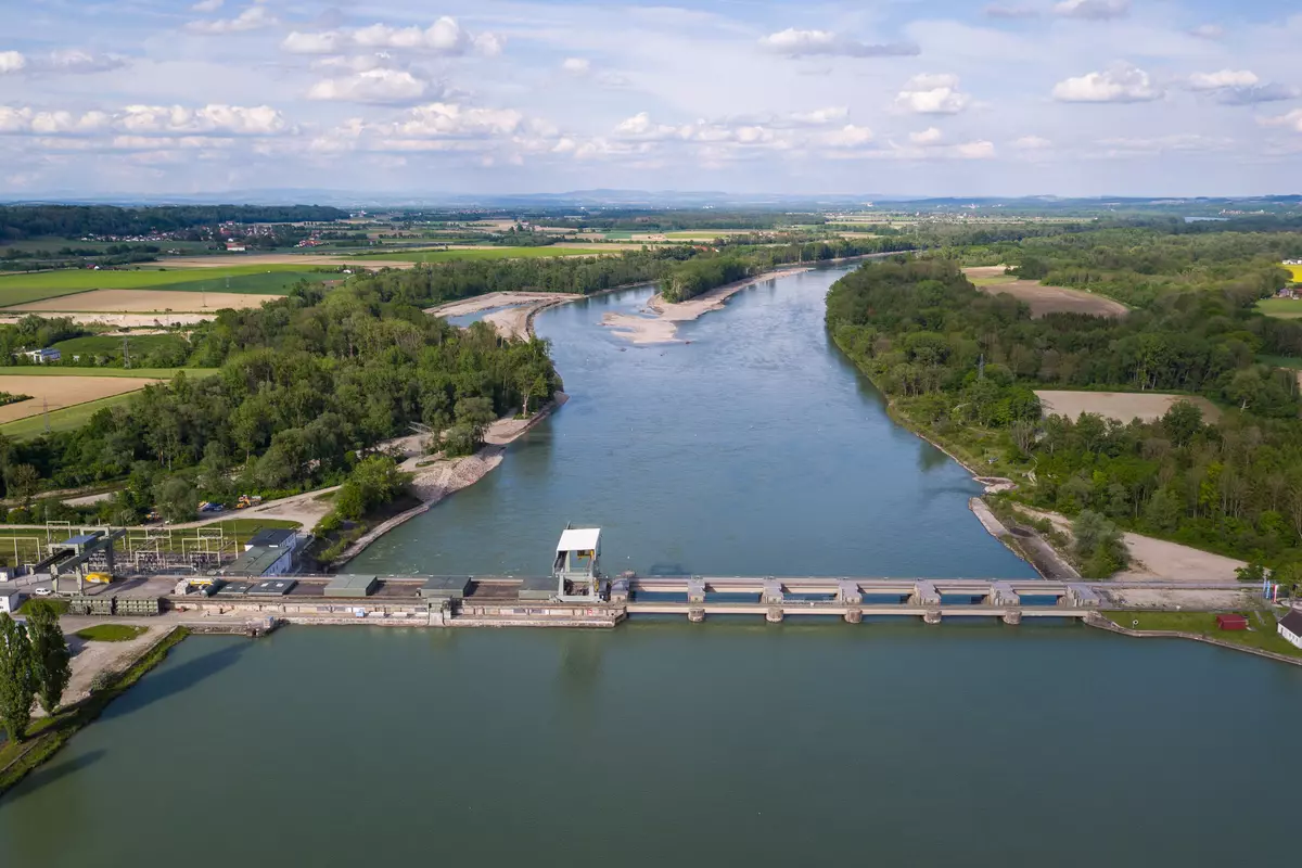 Wasserkraftwerk am Fluss von oben