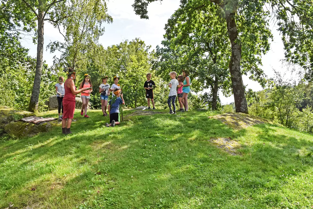 Lustige Kindergruppe auf Hügel