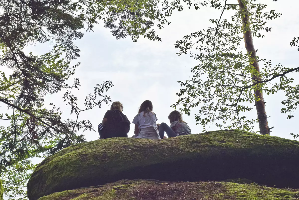 Kindergruppe auf Findling