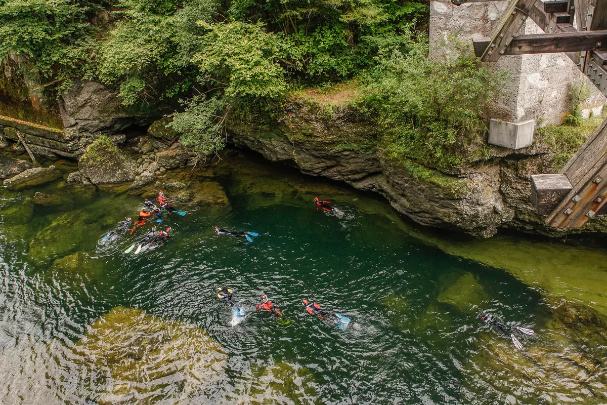 Gruppe von Schnorchlern von oben entlang Felsen