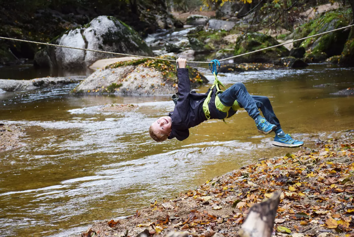 Bub hängt auf Kletterseil