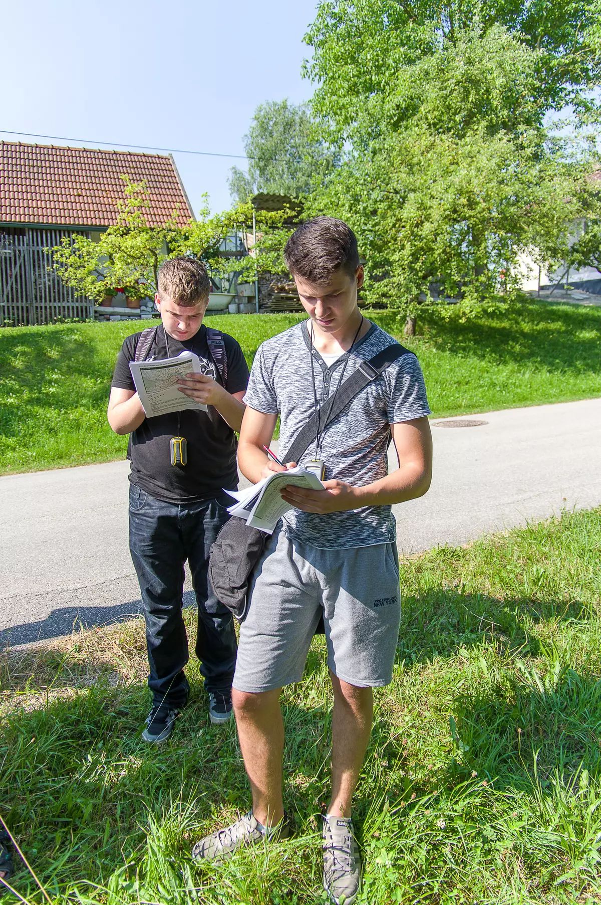 2 Burschen mit GPS und Karte