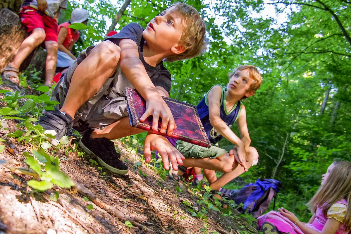 Kinder hockend im Wald