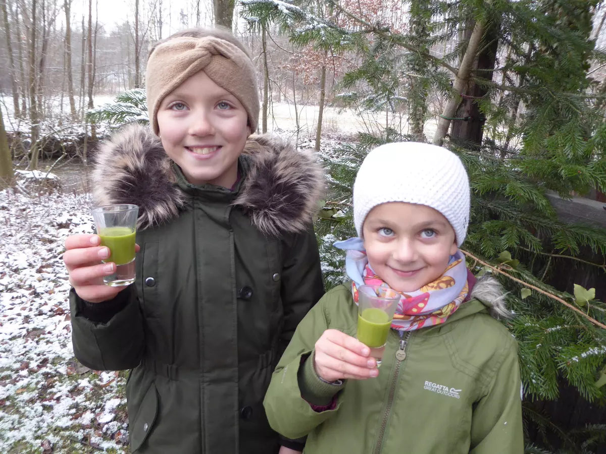 Kinder im Winter mit Kräutersaft