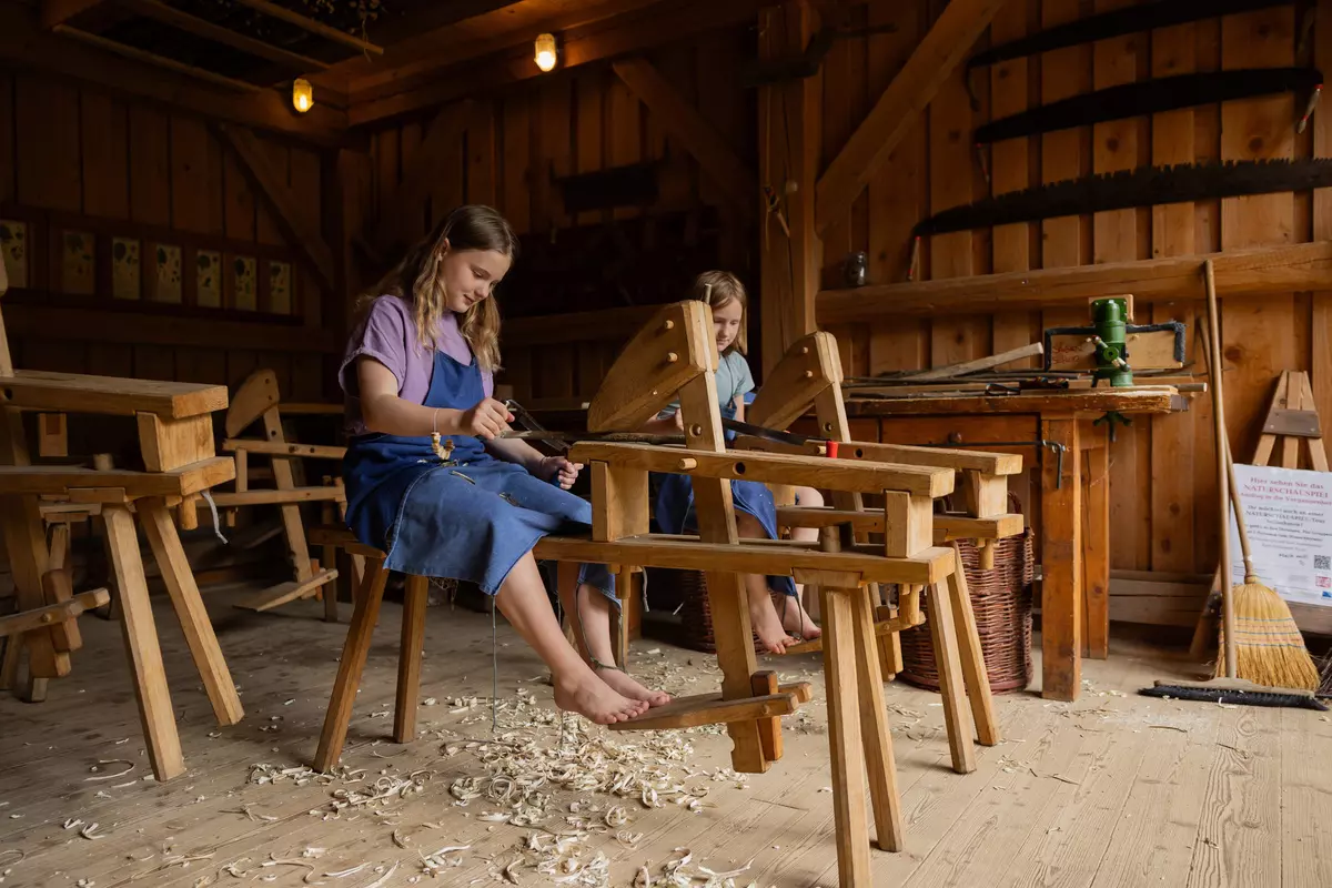 Zwei Mädchen arbeiten mit Holz