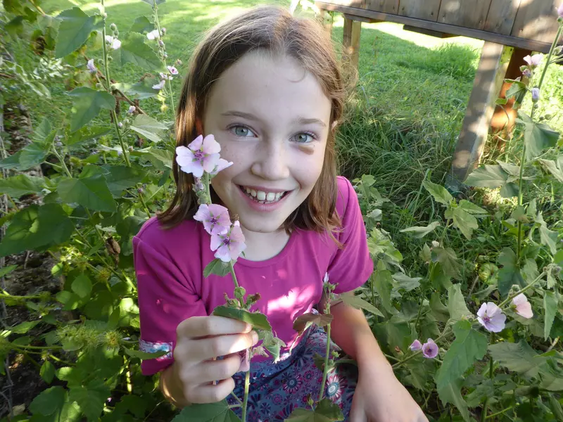 Kind mit Blume in der Hand