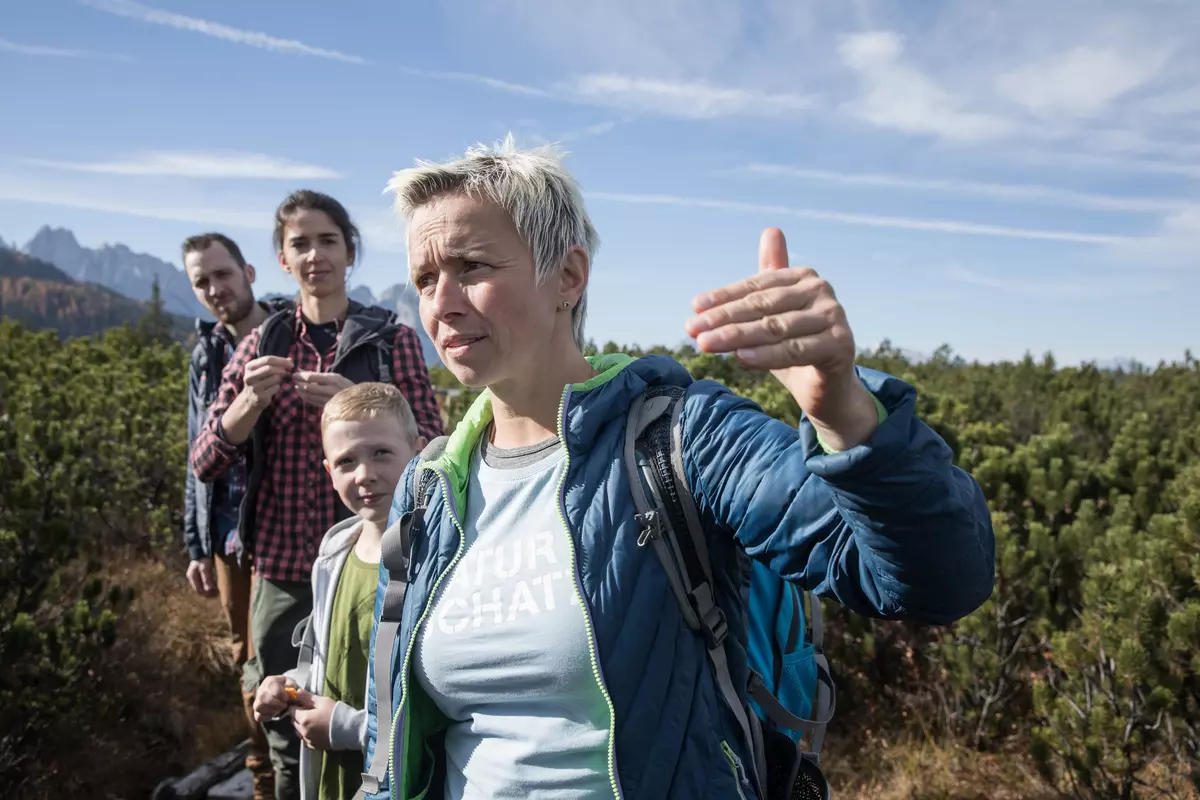 Guide mit teilnehmender Familie am Hochmoor