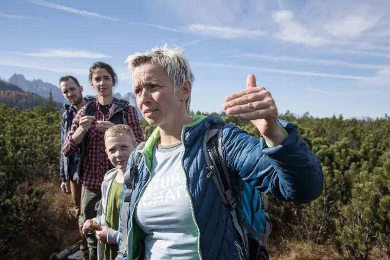 Guide mit teilnehmender Familie am Hochmoor