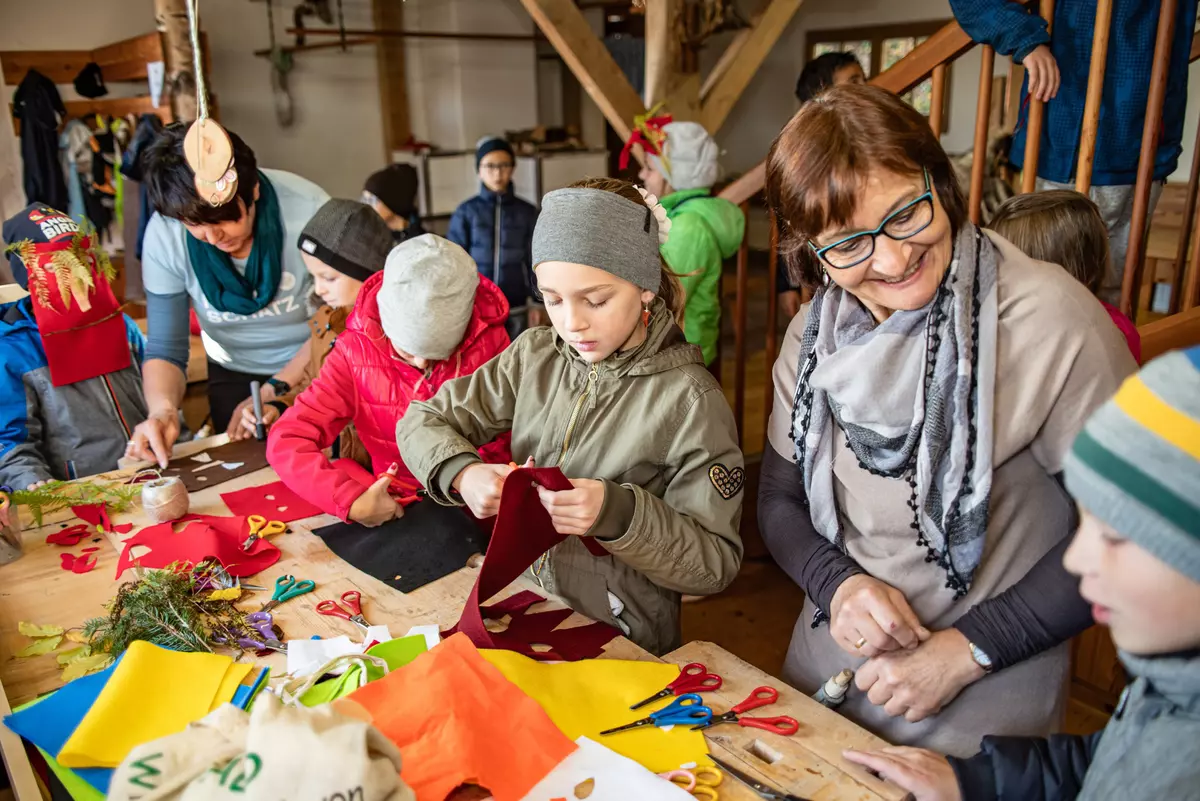 Kindergruppe beim Basteln