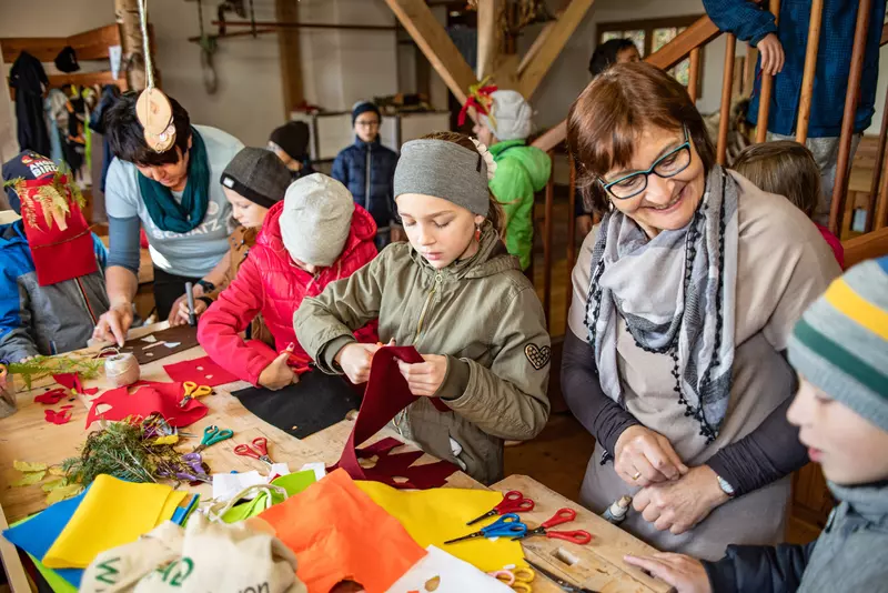Kindergruppe beim Basteln