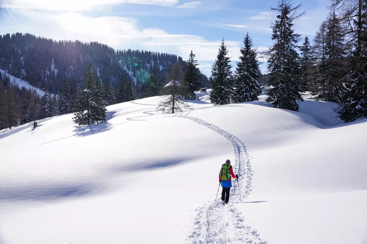 Schneeschuhwanderin in Winterlandschaft