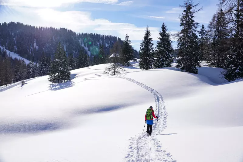 Schneeschuhwanderin in Winterlandschaft