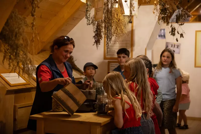 Guide mit Kindergruppe