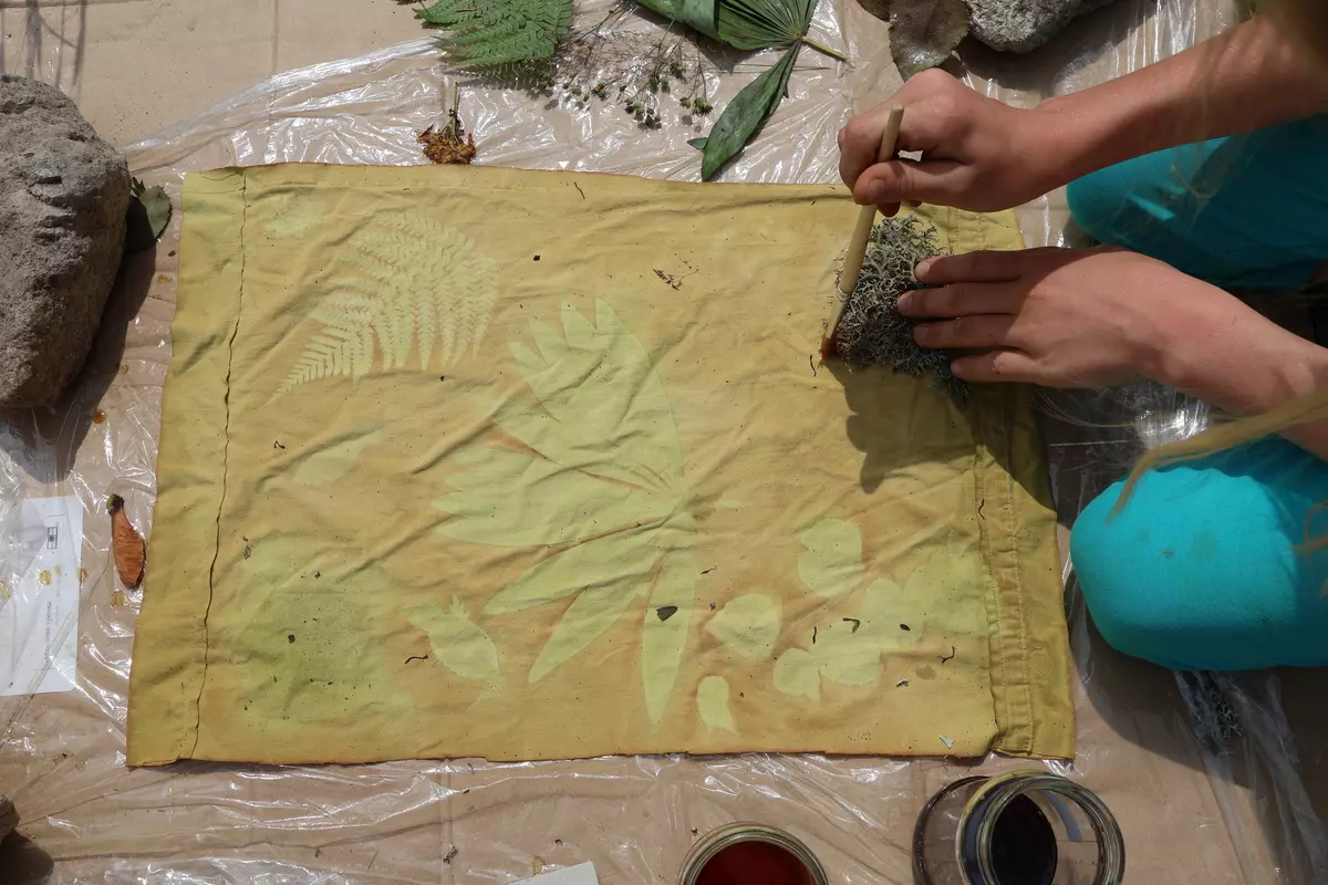 Gelb gefärbtes Tuch mit Pflanzenprints
