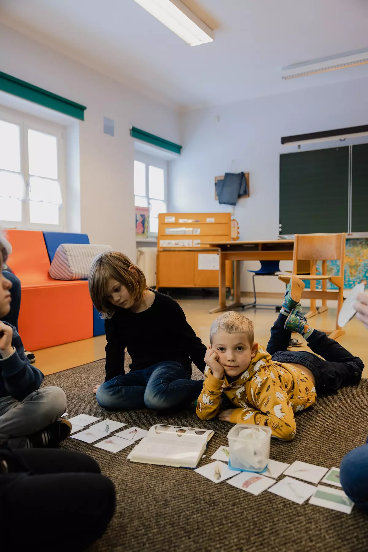 Anschauungsmaterial wie Bücher und Skizzen