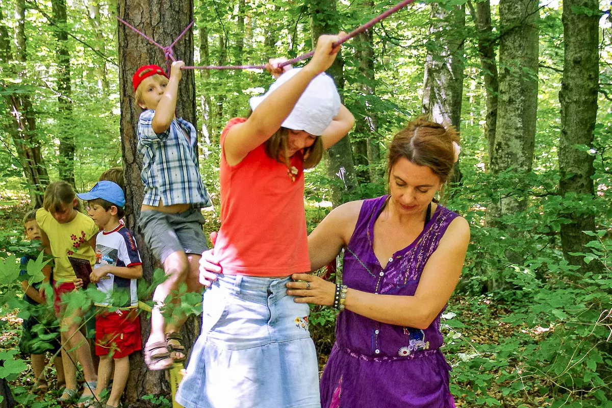 Kinder am Seil im Wald