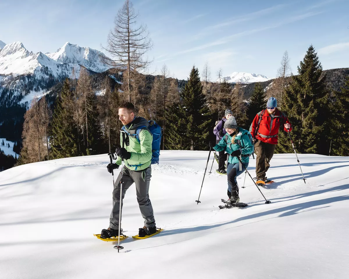 Ranger wandert mit Gruppe über Schnee