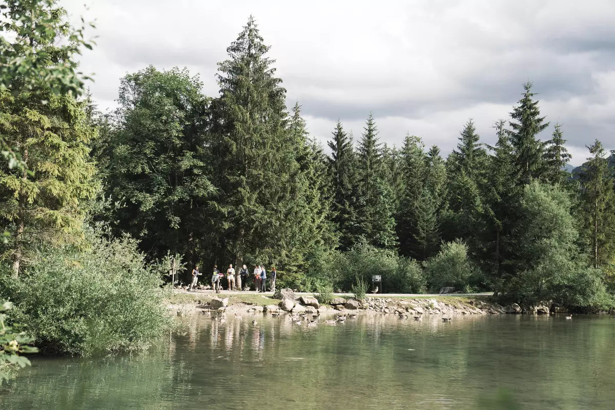 Tourgruppe mit Guide am Wasser
