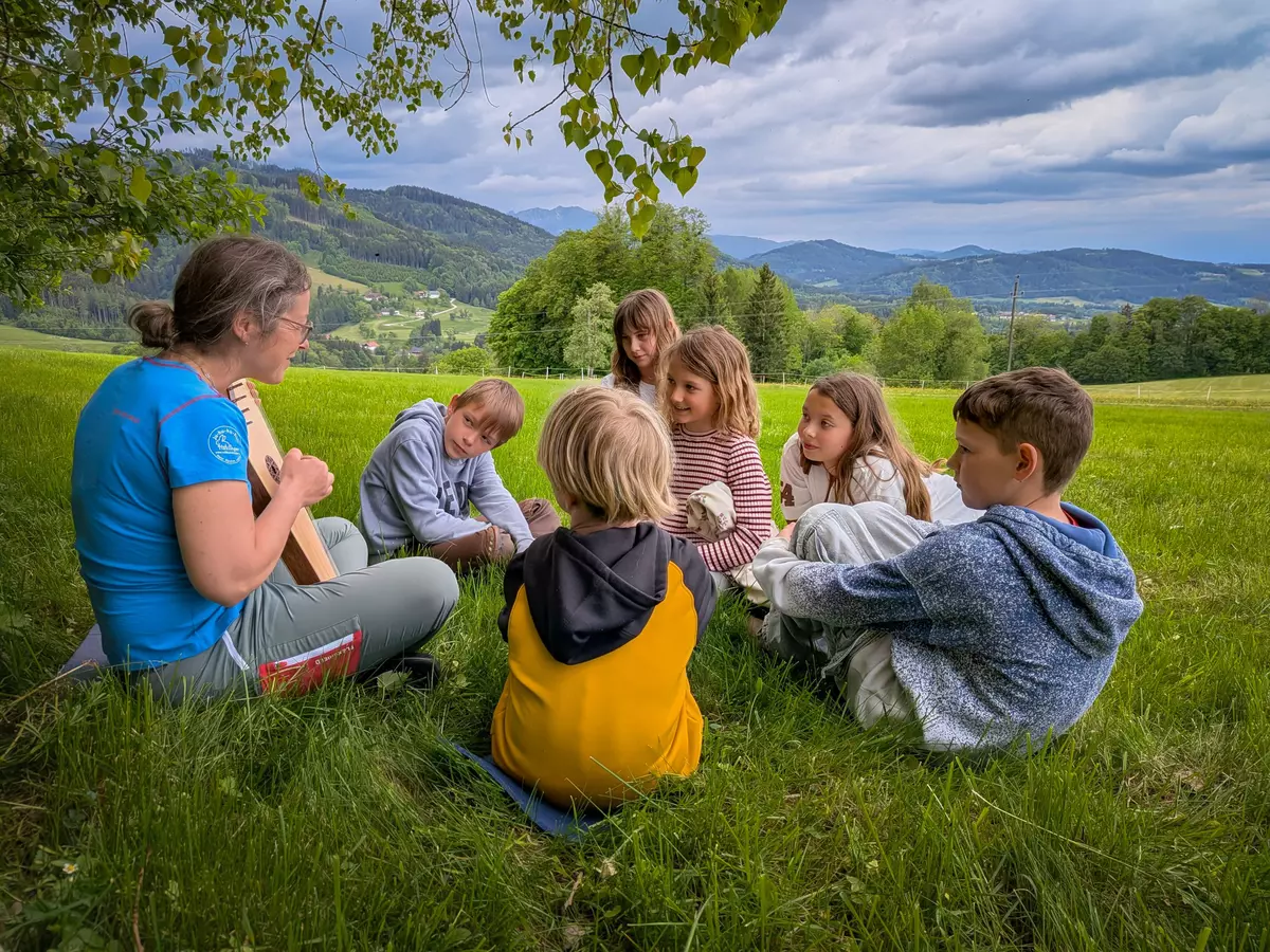 Sabina spielt Laute