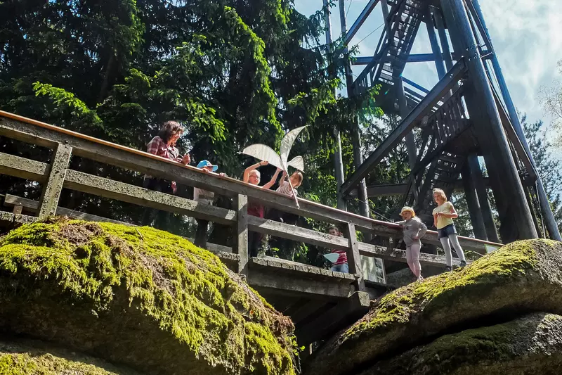 Kindergruppe auf Brücke mit selbstgebautem Propeller