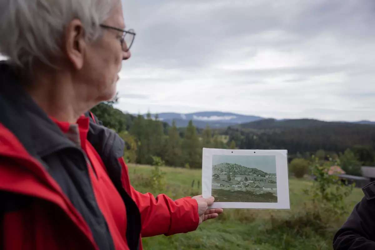 Teilnehmer mit historischem Bild der Landschaft