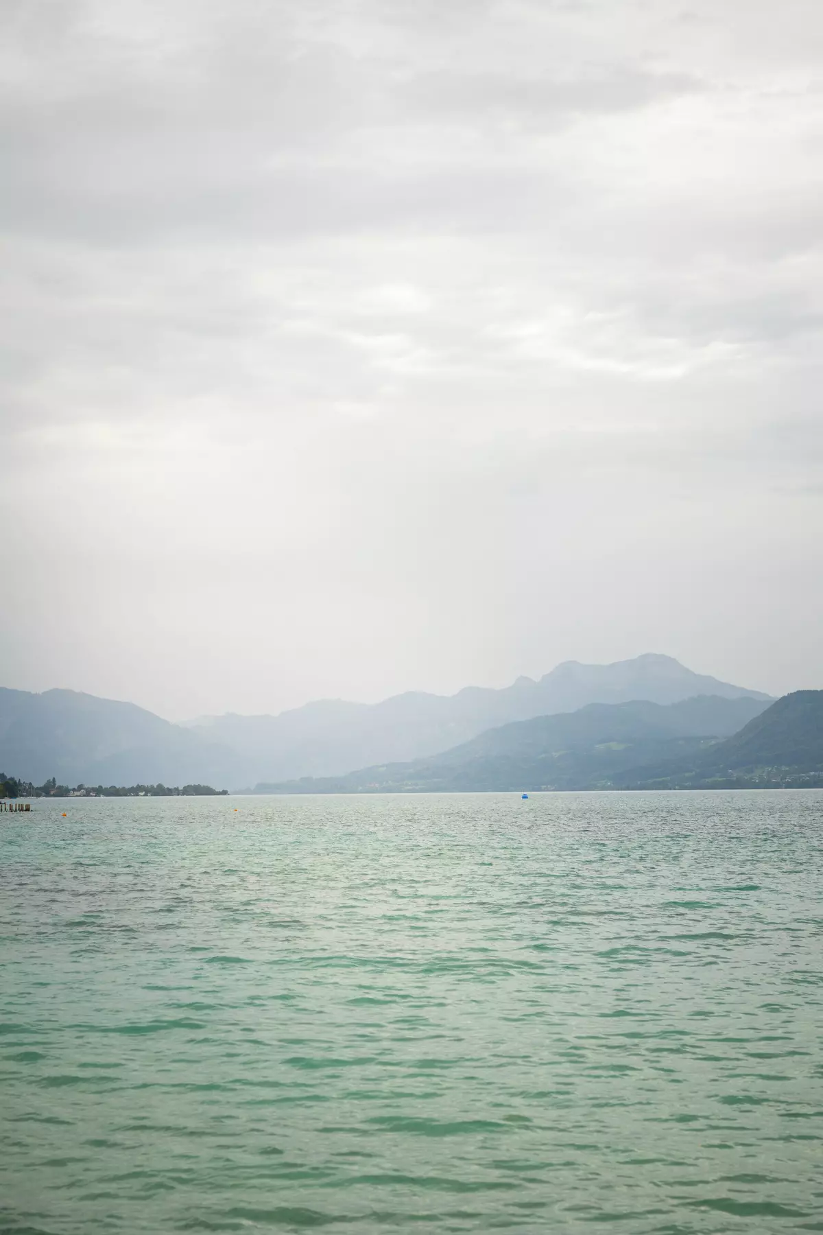 Attersee und Berge im Hintergrund