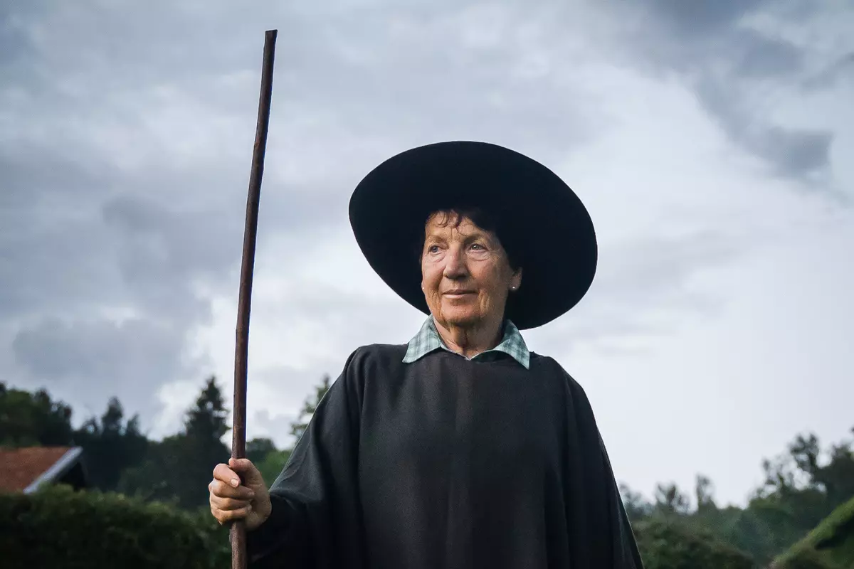 Guide mit Stock und Laterne