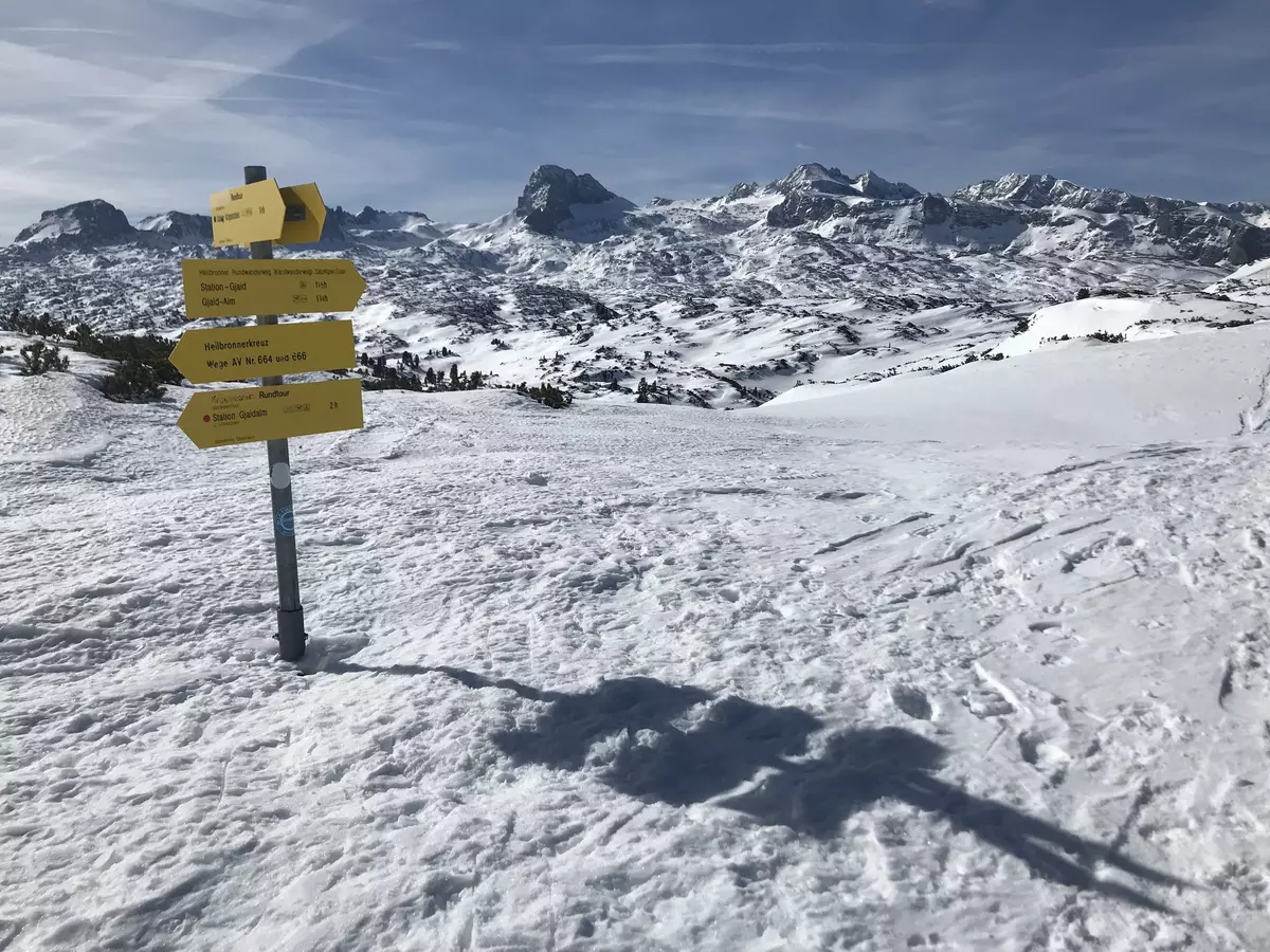 Wegweiser im Schnee