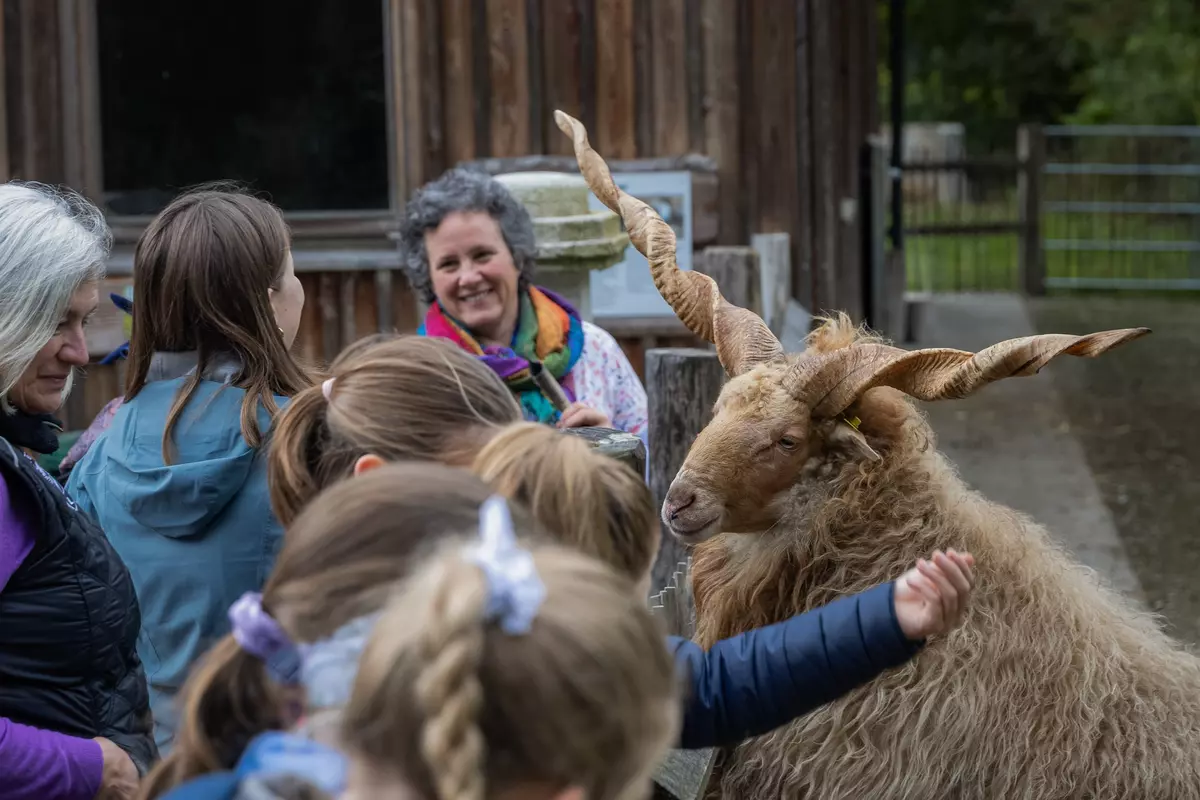 Kinder kommunizieren mit Tier