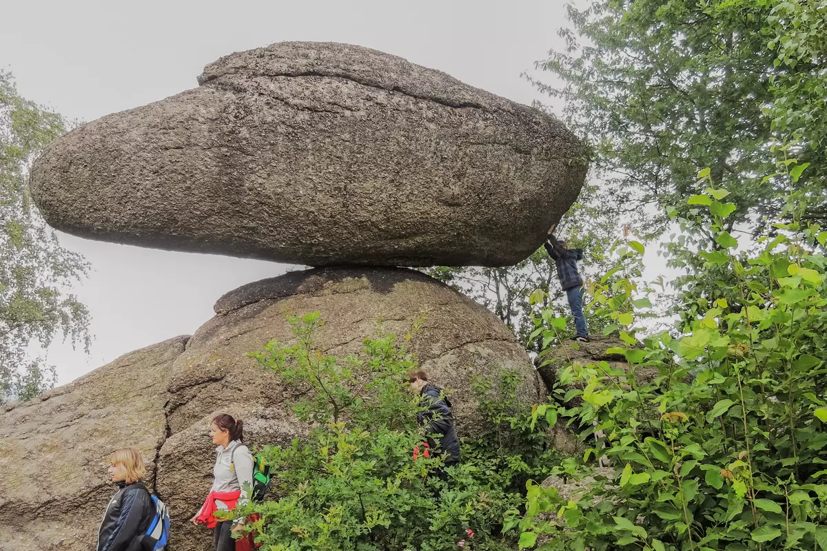 Gruppe vor Wackelsteinfindlingen