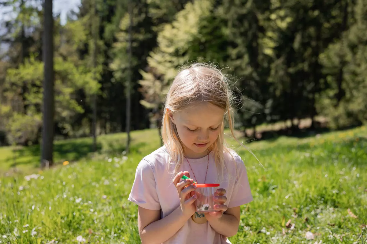 Kind mit Becherlupe