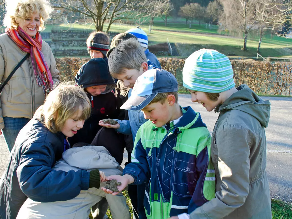 Kindergruppe mit Kröten auf flacher Hand