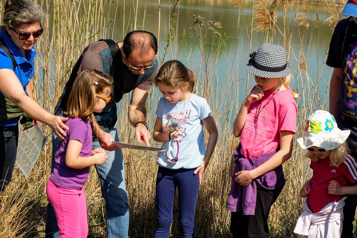 Familie mit Kindern vor Wasser