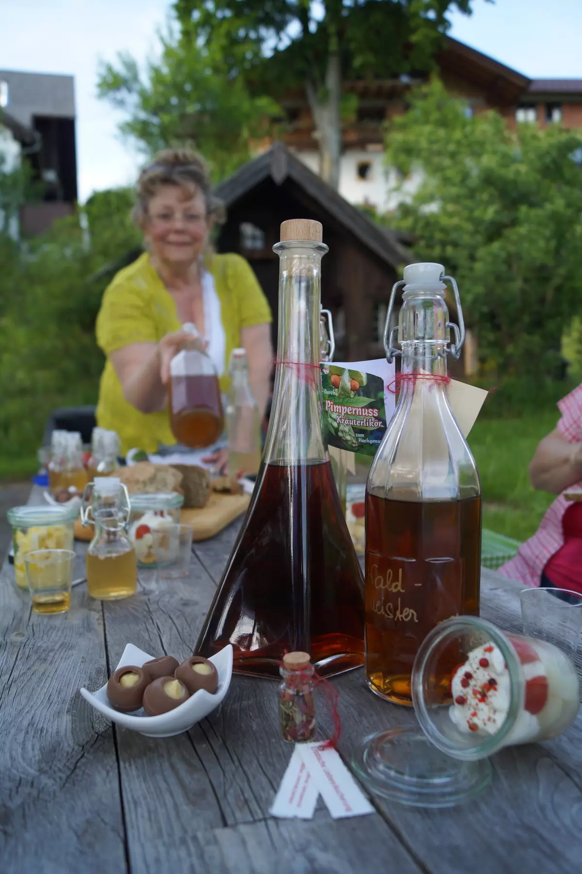 Tisch zeigt Kostproben wie Likör, Pralinen und Kräutersalz