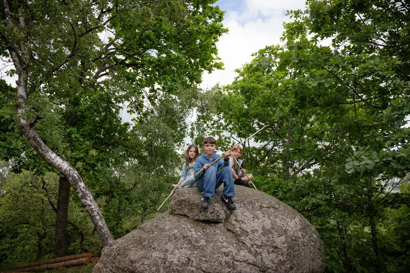 Kinder auf Stein