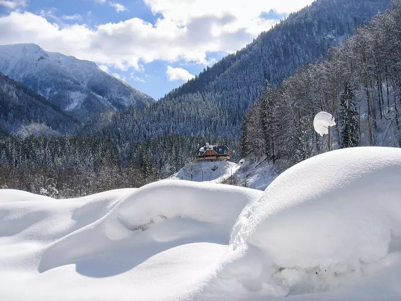 Haus in verschneiter Landschaft