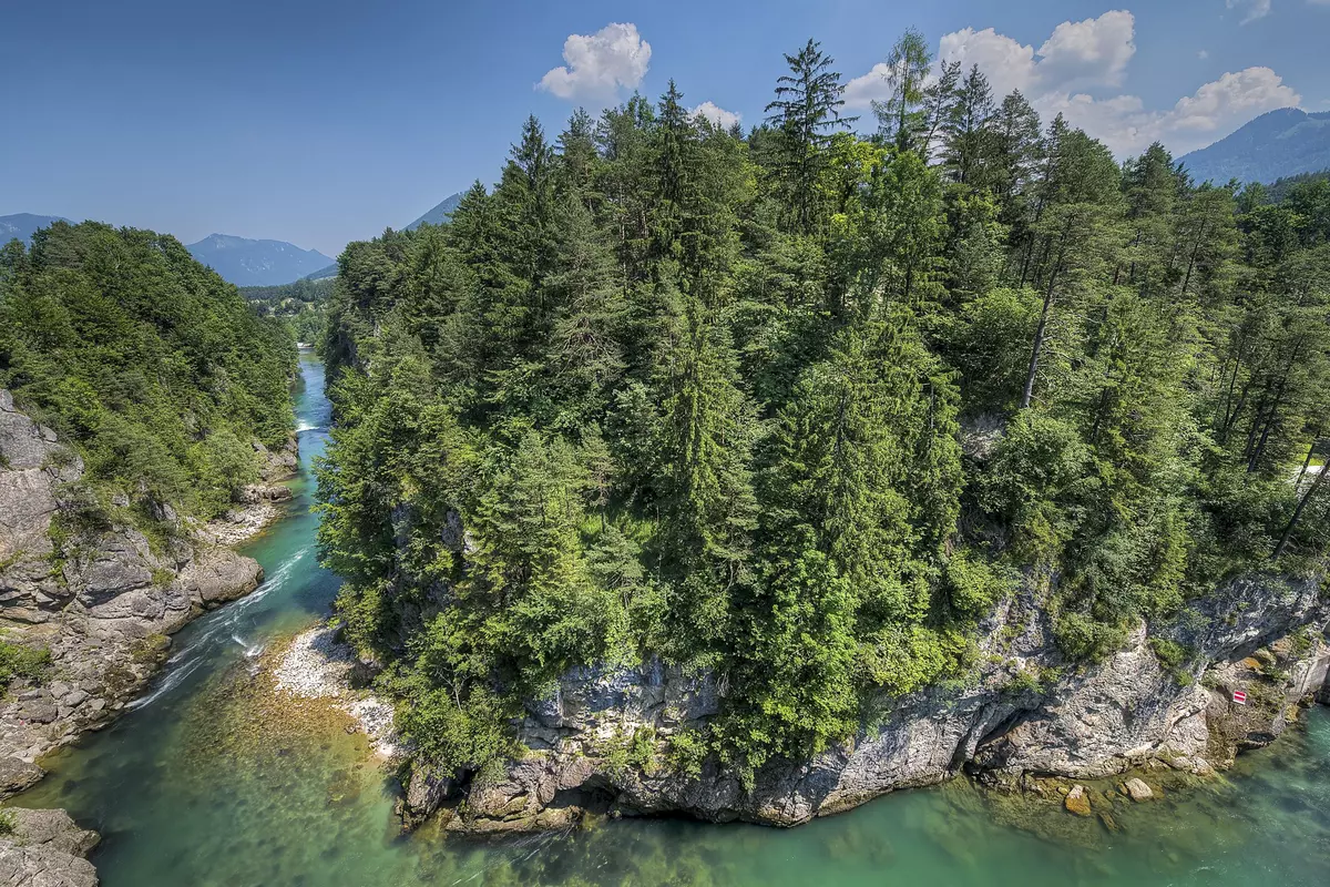 Flusslandschaft der Steyr in einer Luftaufnahme von oben