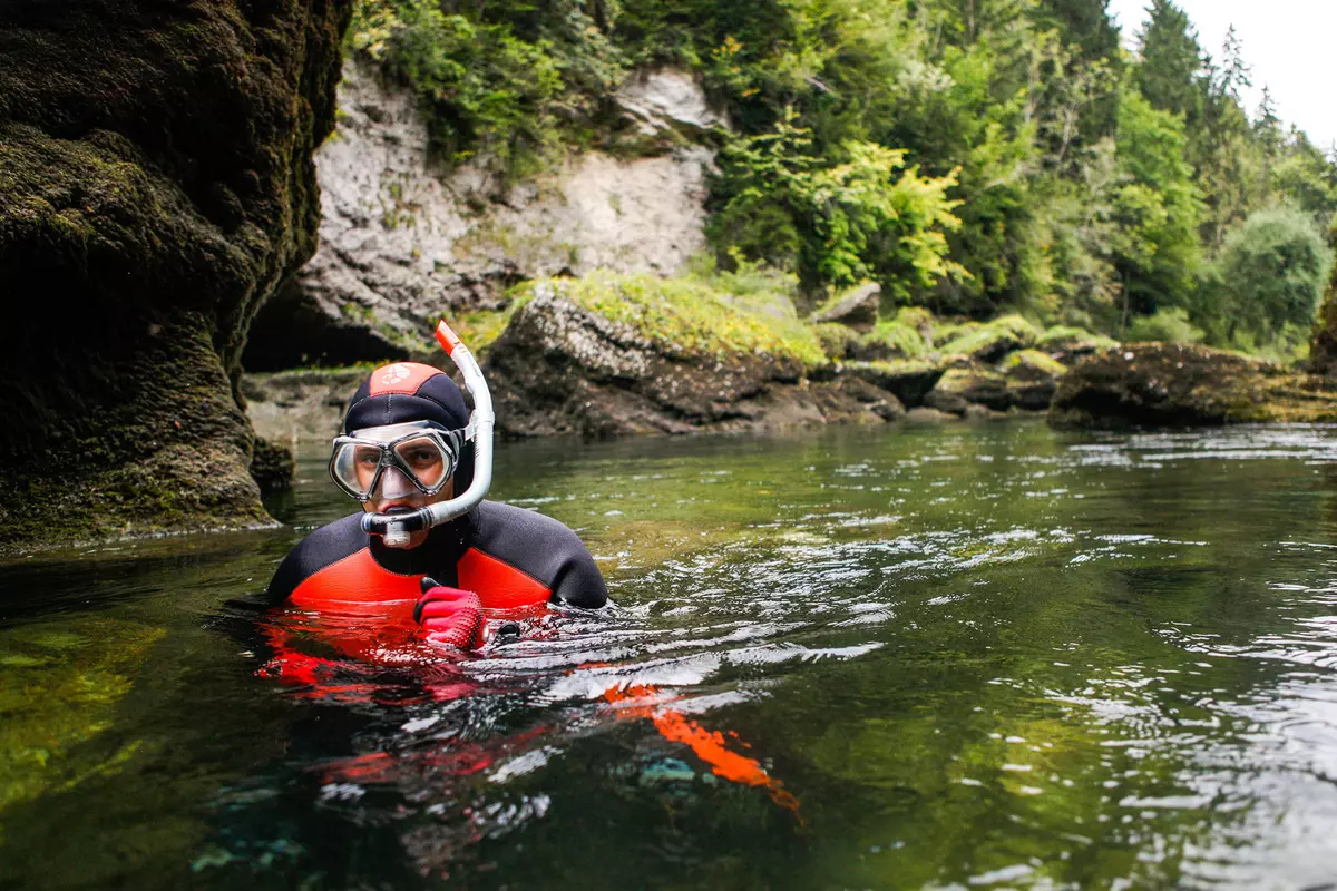 Schnorchler steht im Wasser