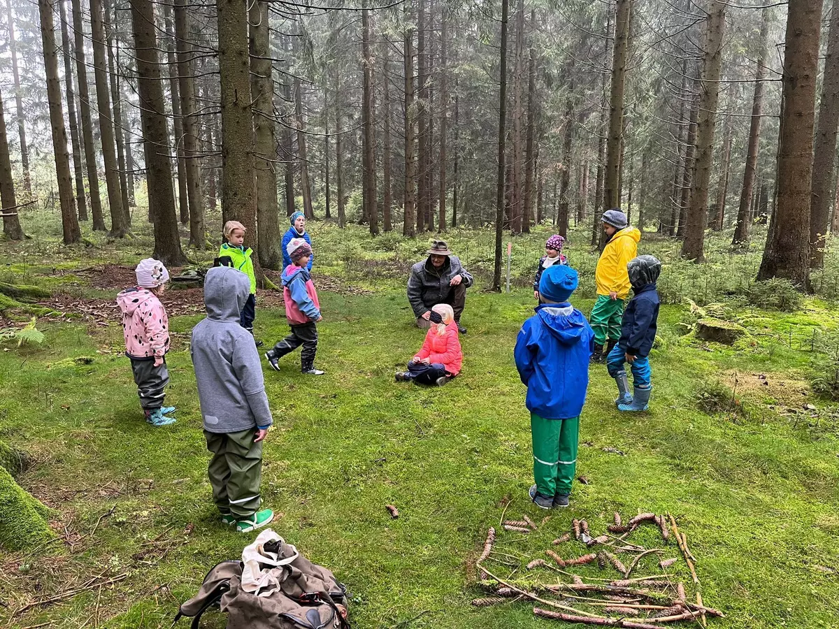 Guide mit Kindergruppe im Wald